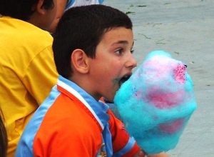غزل البنات Kid_eat_cotton_candy